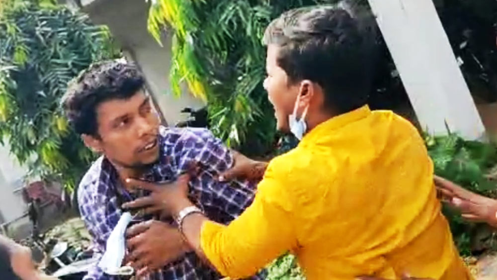 তৃণমূল নেতাকে গলাধাক্কা।