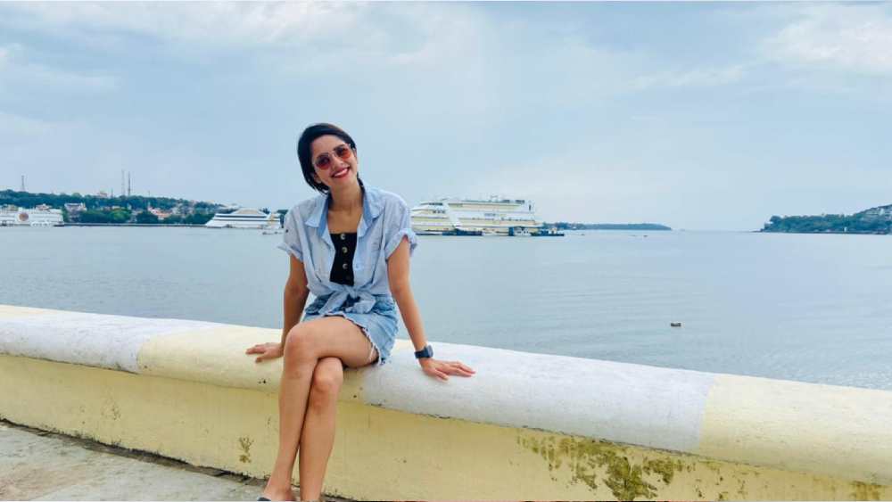 রাত কাটতেই ফের বেরিয়েছেন পড়েছেন। প্রথমে গিয়েছেন গির্জায়। তার পরে গায়ে রোদ মেখেছেন সমুদ্র সৈকতে। 