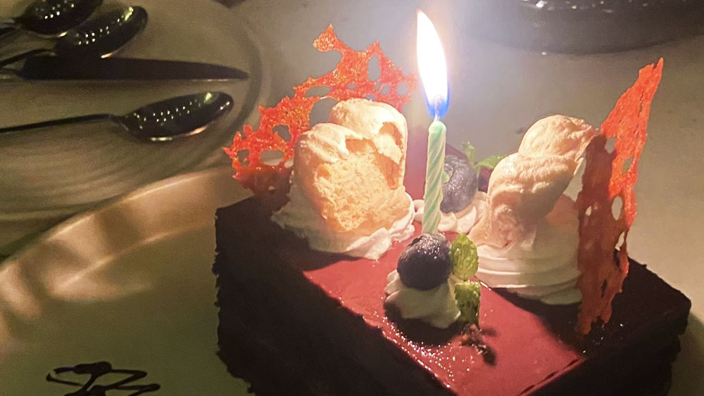 বন্ধুদের সঙ্গে গোয়ায় জন্মদিনের কেক কেটেছেন তিনি। এর পর রাতে চলেছে দেদার পার্টি। 