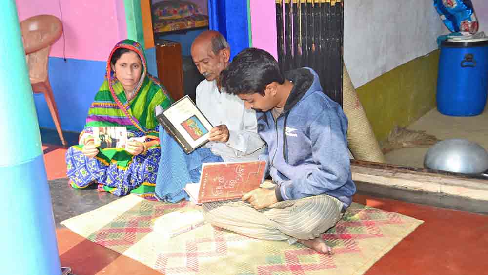 সাহিত্যিকের ছবি, বই হাতে শোকাতুর পরিজনেরা। 