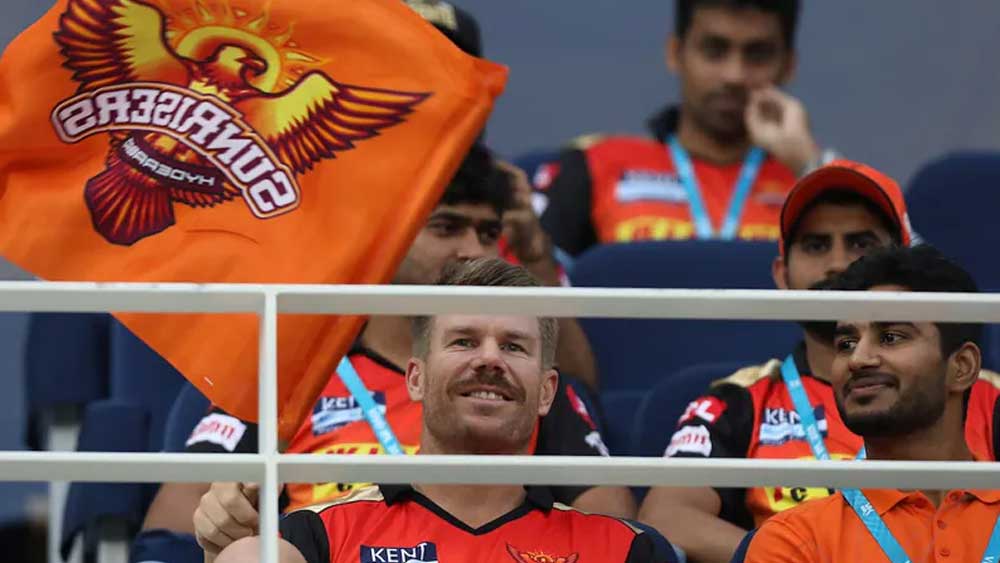 সানরাইজার্স হায়দরাবাদের পতাকা নাড়তে নাড়তে ক্লান্ত এবং ধ্বস্ত ওয়ার্নার। 