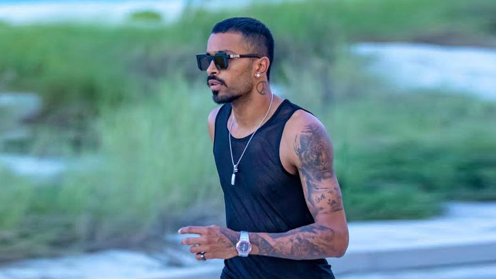 মঙ্গলবার দুবাই থেকে ফেরার পথে মুম্বই বিমানমন্দরে তাঁর কাছ থেকে দু’টি দামি ঘড়ি আটক করেন শুল্ক বিভাগের আধিকারিকরা।