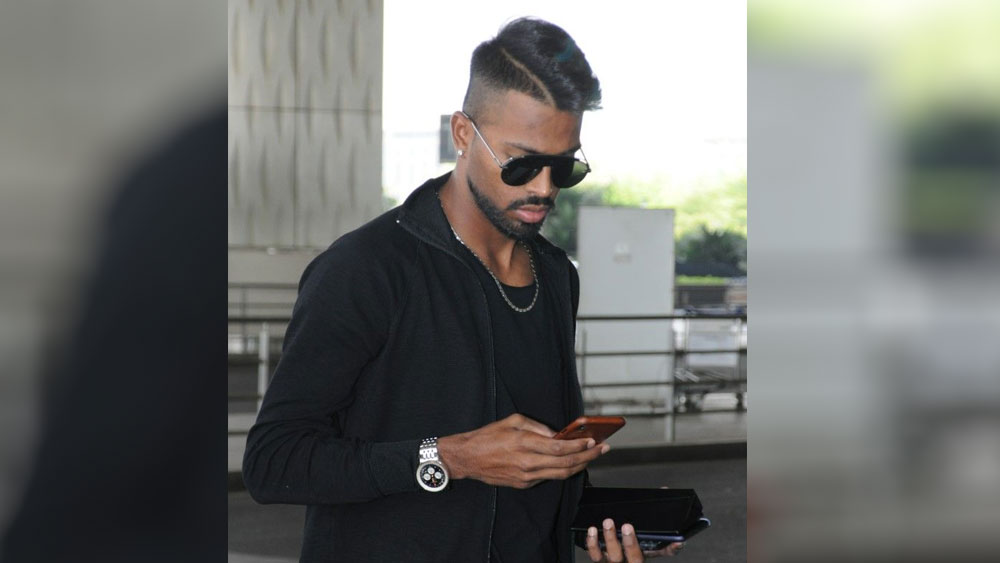 বিশ্বকাপ শেষে ভারতীয় দলের সঙ্গে দেশে ফেরার পরে মুম্বই বিমানবন্দরে হার্দিকের কাছে দু’টি দামি ঘড়ি দেখতে পান সেখানে কর্মরত শুল্ক বিভাগের আধিকারিকরা।