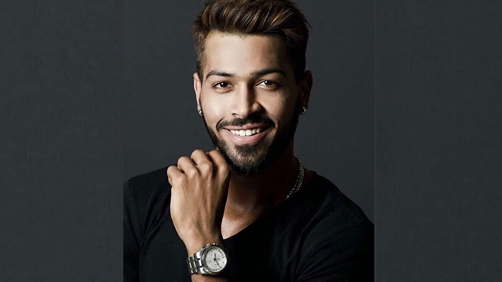 শুল্ক বিভাগের দাবি, ঘড়ি দু’টির দাম প্রায় পাঁচ কোটি টাকা। যদিও হার্দিক জানান, ঘড়ির দাম দেড় কোটি টাকা।