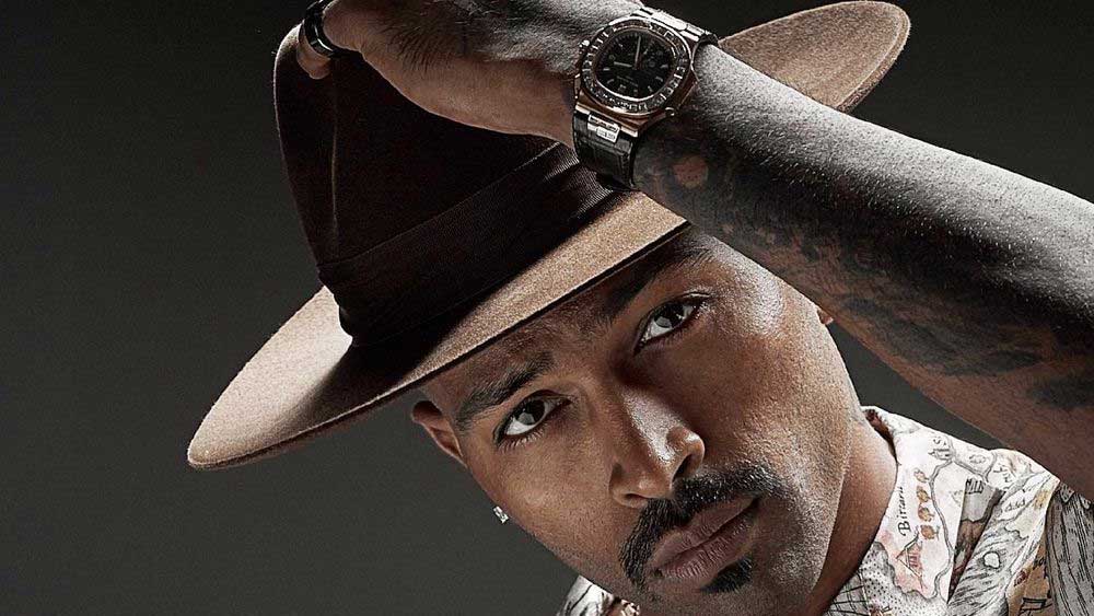 গত ১৩ অগস্ট ইনস্টাগ্রামে একটি ছবি দেন হার্দিক। তাতে দেখা যাচ্ছে তাঁর হাতে রয়েছে পাতেক ফিলিপ নটিলাস প্ল্যাটিনাম ৫৭১১ ঘড়ি। এর দাম ৫ কোটি টাকারও বেশি।