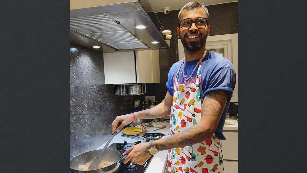 এই বছর জুন মাসে নিজের বাড়িতে রান্না করার একটি ছবি ইনস্টাগ্রামে পোস্ট করেন হার্দিক। সেখানে দেখা যাচ্ছে তাঁর হাতে রয়েছে রোলেক্স অয়েস্টার পারপেচুয়াল ডেটোনা কসমোগ্রাফ ঘড়ি। বাজারে এই ঘড়ির দাম ১ কোটি টাকার কাছাকাছি।