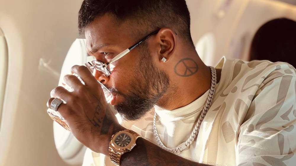 গত বছর অক্টোবরে একটি বিজ্ঞাপনের শ্যুট করছিলেন হার্দিক। সেখানে তাঁর হাতে আরও একটি পাতেক ফিলিপ ঘড়ি দেখা যায়। এটি নটিলাস ৫৭১২আর। এই ঘড়ির দাম ১ কোটি ৬৫ লক্ষ টাকা।