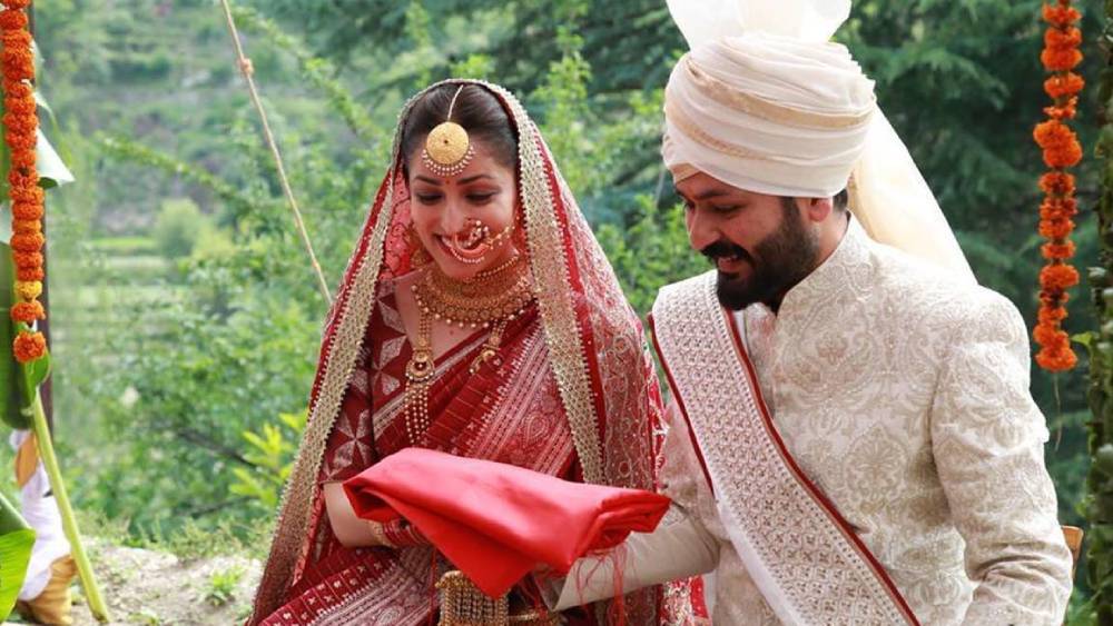 হালে বিয়ে করেছেন ইয়ামি গৌতম। বিয়ের সাজে তিনি বেছে নিয়েছিলেন লাল রংই। তবে কোনও নামকরা পোশাক-শিল্পীর কাছ থেকে নতুন শাড়ি না কিনে তিনি বেছে নিয়েছিলেন নিজের মায়ের পুরনো শাড়ি।