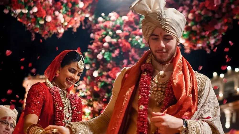 প্রিয়ঙ্কা চোপড়া এবং নিক জোনাসের বিয়েও সারা ফেলে দিয়েছিল বলিউডে। পোশাকশিল্পী সেই সব্যসাচীই। এবং রংও লাল।