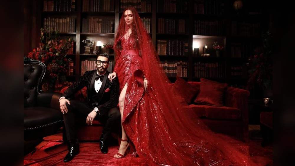 শুধু সাবেক সাজে নয়, দীপিকা লাল বেছে নিয়েছিলেন পশ্চিমী পোশাকেও। রিসেপশনেও লাল গাউনে দেখে গিয়েছিল তাঁকে।