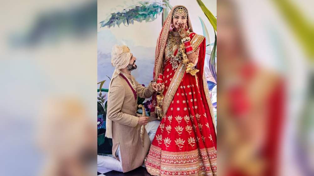 বলিউডের অন্যতম শৌখিনী সোনম কপূর। আনন্দ আহুজার সঙ্গে বিয়ের সময়ে সোনমও সেজেছিলেন লাল সাজে। 