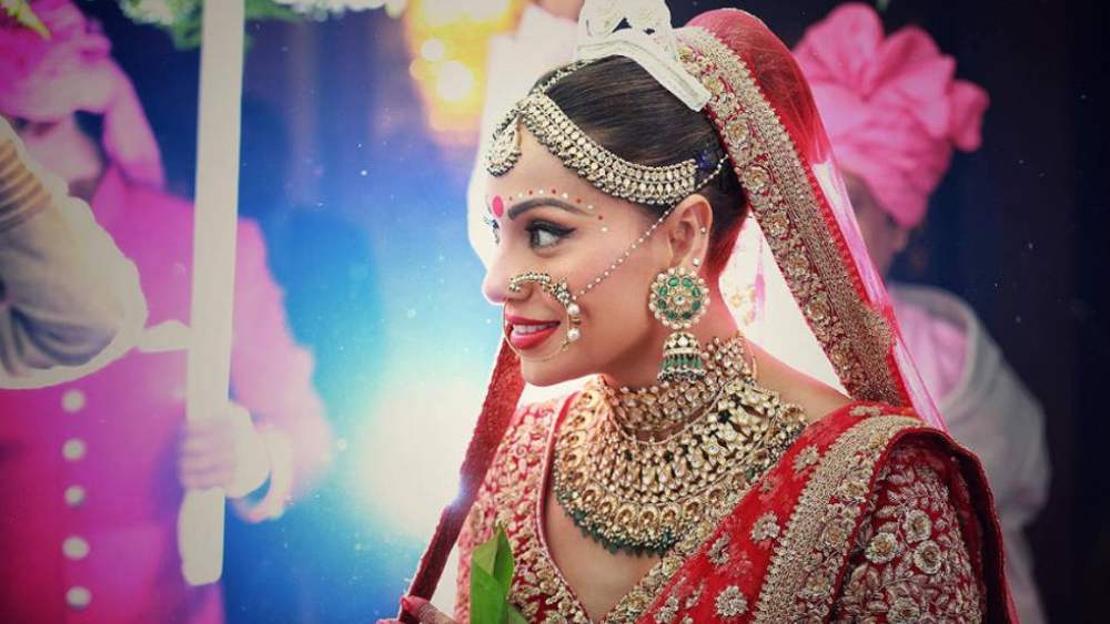 বঙ্গতনয়া বলি-নায়িকা বিপাশা বসুও বিয়ের সাজে বেছে ছিলেন লাল রং। মাথায় শোলার মুকুট সাজে বাঙালিয়ানার ছোঁয়া এনেছিল।