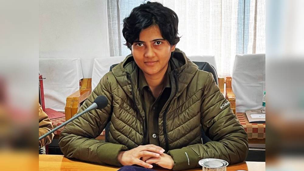 সেখান থেকেই দেশে ফেরার ভাবনা। ইলমা ঠিক করেন ইউপিএসসি-র জন্য প্রস্তুতি নেবেন। ২০১৭ সালে ইউপিএসসি-তে উত্তীর্ণ হন। গোটা দেশে ২১৭তম হয়েছিলেন ইলমা। পরে তাঁকে যখন পছন্দের বিভাগ বেছে নিতে বলা হয়, তখন ইন্ডিয়ান পুলিশ সার্ভিসকেই বেছে নেন তিনি। ২০১৮ সালে আইপিএস অফিসার হিসাবে যোগ দেন। 