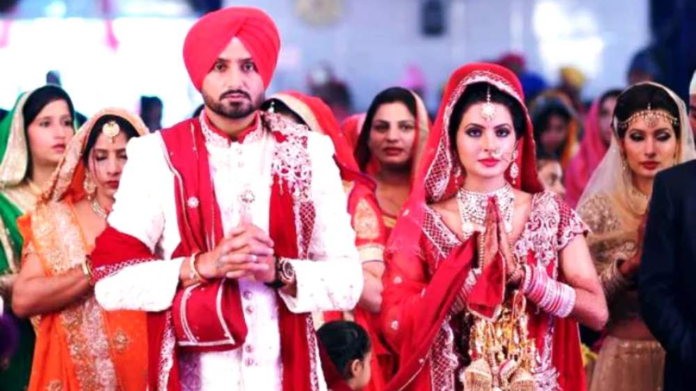 গীতা বাসরা এবং হরভজন সিংহের বিয়ে। বলি-অভিনেত্রী গীতাও সেজেছিলেন লাল রঙের শাড়িতে।