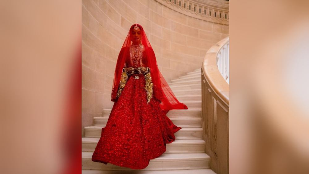 শুধু একবার নয়, বিয়ের নানা পর্বেই লাল সাজে সেজেছিলেন প্রিয়ঙ্কা। অনেক পোশাকই ছিল একই পোশাকশিল্পীর সংগ্রহ থেকে।