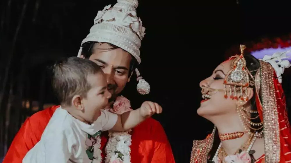 তা হলে নায়িকা আরও একবার বিয়ে করলেন কেন! জবাব খুঁজতে গিয়ে ভক্তদের একাংশ মনে করছেন, এক বছর আট মাস আগে পূজা বিয়ে করেছিলেন আইনি প্রক্রিয়ায়। কিন্তু তখন সম্ভবত অতিমারি সংক্রান্ত কড়াকড়ির জন্যই সামাজিক অনুষ্ঠান হয়ে ওঠেনি। মঙ্গলবার আইনি বিয়েতে সেই সামাজিক স্বীকৃতির অভাব পূরণ হল। 