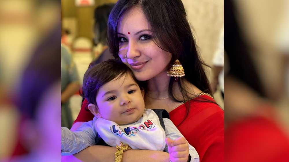 পর্দায় আর এখন তেমন দেখা যায় না অভিনেত্রীকে। বিয়ে করেই খবরে এলেন। তবে তাঁর আবার বিয়ে নিয়ে নিন্দকেরা যা-ই বলুন, টলিউড-বলিউডের বন্ধুরা পূজাকে ঢালাও শুভেচ্ছা জানিয়েছেন।