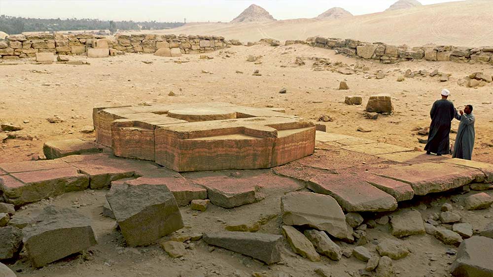 মিশরে পিরামিড থেকে শুরু করে বিভিন্ন আরাধ্য দেবতার মন্দির অধিকাংশ ক্ষেত্রেই পাথর দিয়েই তৈরি করা হয়। তবে পুরনো সূর্যমন্দিরটি তৈরি করতে পাথর নয়, মাটির ইঁট ব্যবহার করা হয়েছিল। 