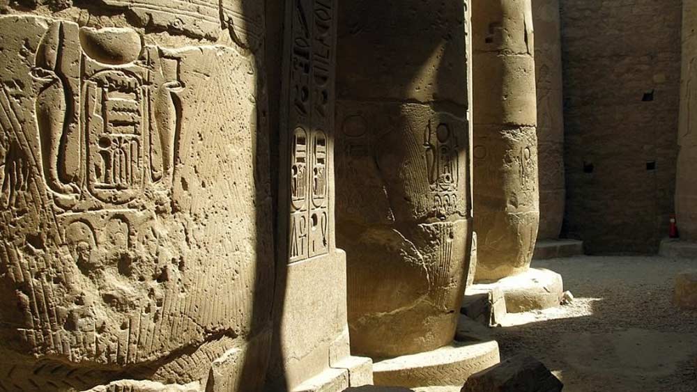 খননকাজ চালানোর পর প্রত্নতাত্ত্বিকরা বেশ কিছু পাথরের স্তম্ভের ভিত্তিপ্রস্তরও পেয়েছেন। যা থেকে অনুমান মন্দিরটিকে ভেঙে তার উপর বানানো হয়েছিল নতুন মন্দিরটি। পাথরের স্তম্ভগুলি ভাঙা হয় সেই সময়েই। 