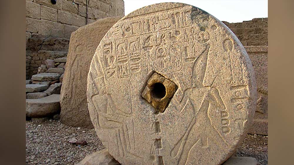 চাইলেই নাকি ঈশ্বর হওয়া যায়! এমন ভাবতেন মিশরের রাজারা। পুনর্জন্মে বিশ্বাসী ফারাওরা একদিকে বেঁচে ফেরার কথা ভেবে যেমন পিরামিড বানাতেন। তেমনই সূর্যমন্দিরও বানাতেন। তাঁদের দৃঢ় বিশ্বাস ছিল, সূর্যমন্দির বানালেই ঈশ্বর হওয়া যাবে। 