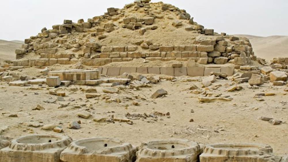 কায়রো থেকে ১২ মাইল দক্ষিণে গেলে আবু গুরাবের সূর্য মন্দির। সদ্য আবিষ্কৃত মন্দিরটি চাপা পড়েছিল আবু গুরাবের ন্যুসের সূর্যমন্দিরের নীচে। 