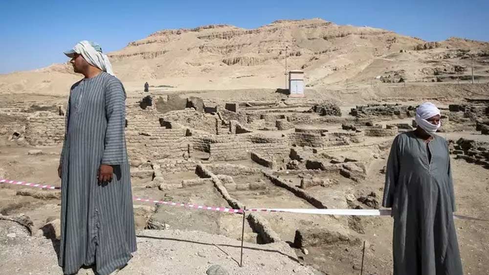 ঐতিহাসিকরা বলেছেন পুরনো সূর্যমন্দিরটি তৈরি করা হয় ন্যুসেরের সময়ের অন্তত দুই প্রজন্ম আগে। সম্ভবত পঞ্চম সাম্রাজ্যের তৃতীয় বা চতুর্থ রাজার আমলে। হয়তে সেই ফারাওয়েক ঈশ্বর হওয়ার সাধ হয়েছিল শেষ বয়সে। প্রত্নতাত্ত্বিকদের ধারণা তাড়াহুড়ো করেই সূর্যমন্দিরটি বানিয়েছিলেন তিনি। তাই পাথরের বদলে ব্যবহার করেছিলেন সহজ বহনযোগ্য মাটির ইট। 