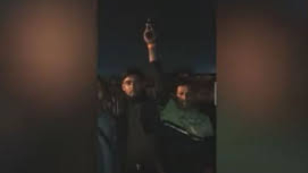 নায়কের মতো শূন্যে গুলি ছুড়ছেন মনোজ যাদব।