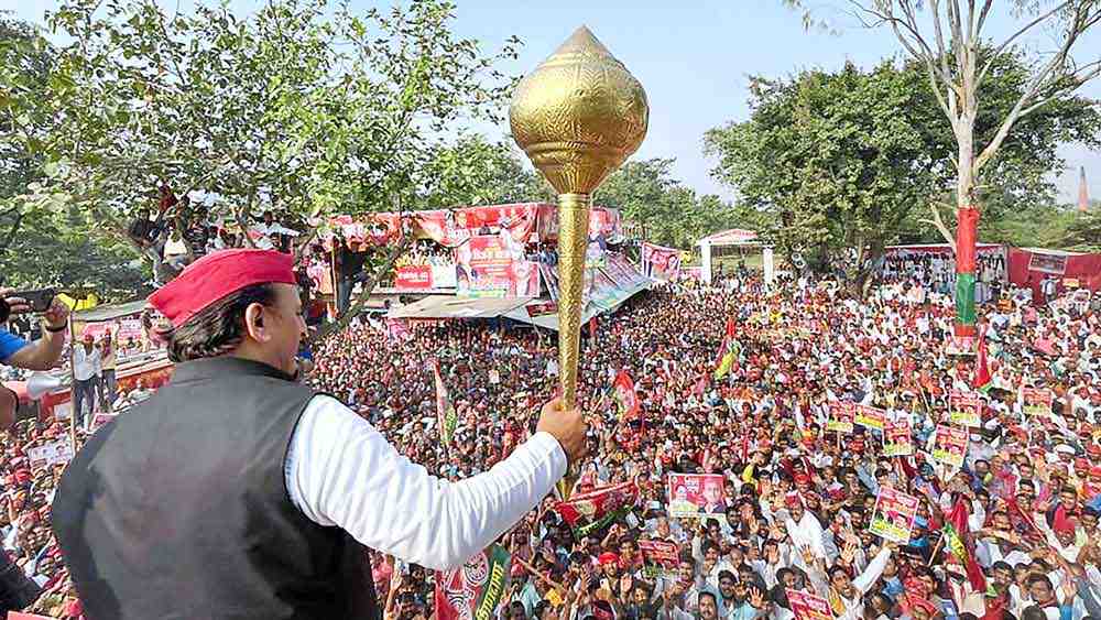 উত্তরপ্রদেশের গোরক্ষপুরে ‘সমাজবাদী বিজয় যাত্রা’য় অখিলেশ যাদব। ছবি পিটিআই।