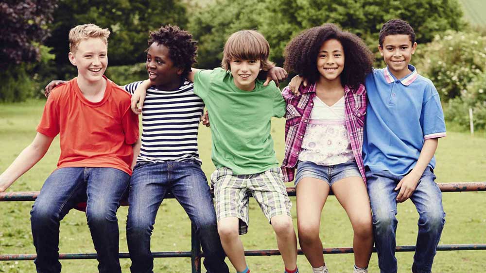 ছোট থেকে জনির আচরণ অবশ্য মেয়েদের মতো ছিল না। সে সব সময়ই ছেলেদের সঙ্গে খেলতে ভালবাসত। মেয়েদের মতো পোশাক পরতে এবং সাজতে ভাল লাগত না তার। হাবেভাবে পুরোদস্তুর ছেলে ছিল। জনি বয়ঃসন্ধিতে পৌঁছনোর পরই তার বাহ্যিক পরিবর্তনগুলি চোখে পড়তে শুরু করে পরিবারের।