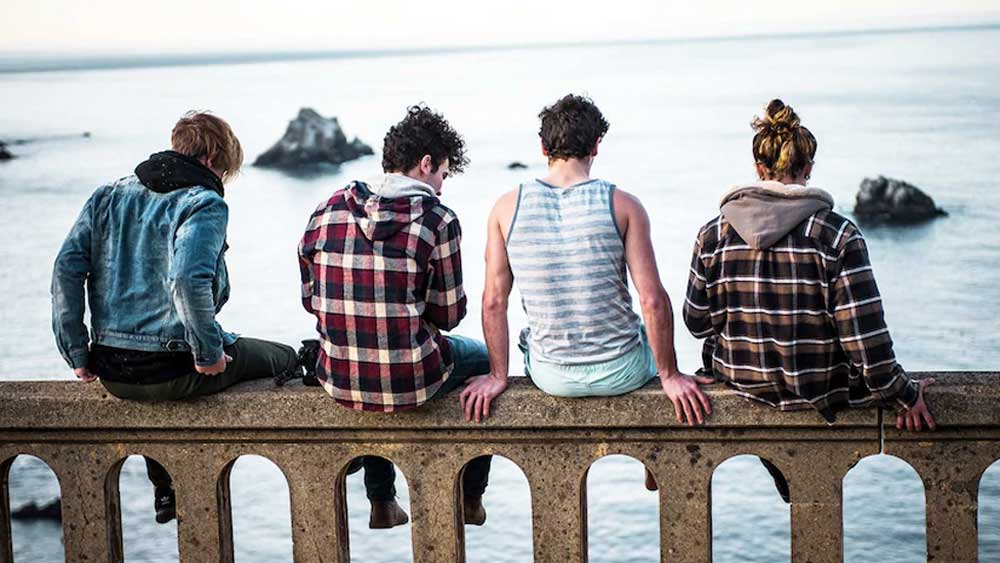 এ রকম ঘটনা জনির সঙ্গেই শুধু ঘটেনি। ক্যালিফোর্নিয়ার ছোট্ট জনপদ স্যালিনাসে জনির মতো আরও অনেকে রয়েছে। বয়ঃসন্ধিতে পৌঁছে যাদের মধ্যে পুরুষের বৈশিষ্ট প্রকাশ পেয়েছে। কার্লা নামে সাত বছরের একটি মেয়েও যেমন পরবর্তীকালে কার্লোস হয়ে উঠেছিল।