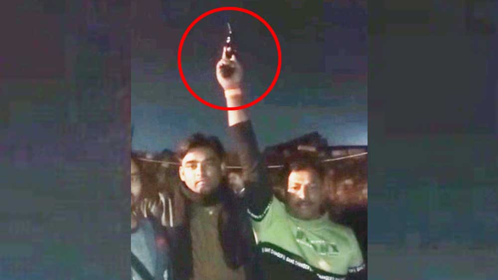 Viral Video: Youth from Kulti fired 4 rounds bullet in a birthday party dgtld