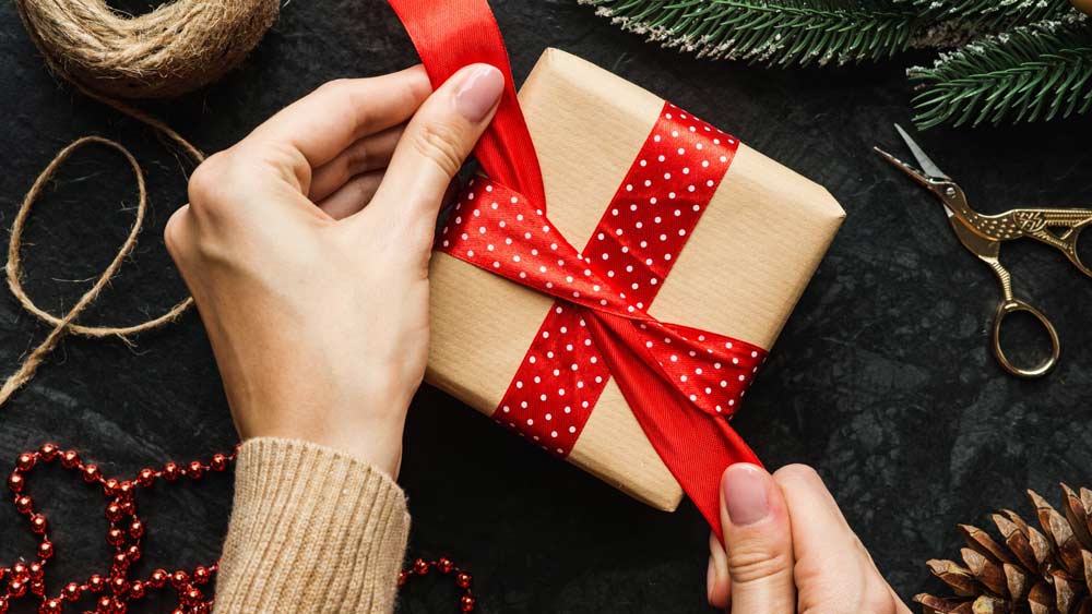 উপহারের মোড়কেই নজর কাড়ুন সকলের 