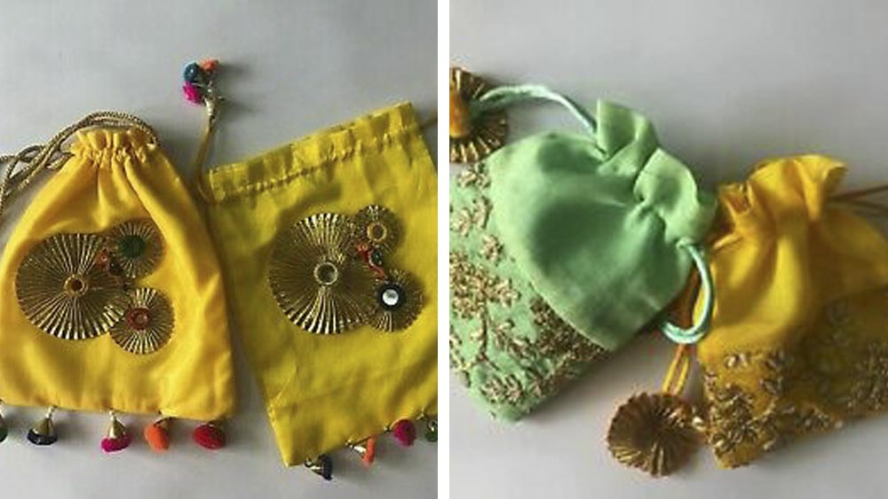 উপহারের মোড়ক হিসাবে দিতে পারেন রেশম বা ভেলভেটের বটুয়া।