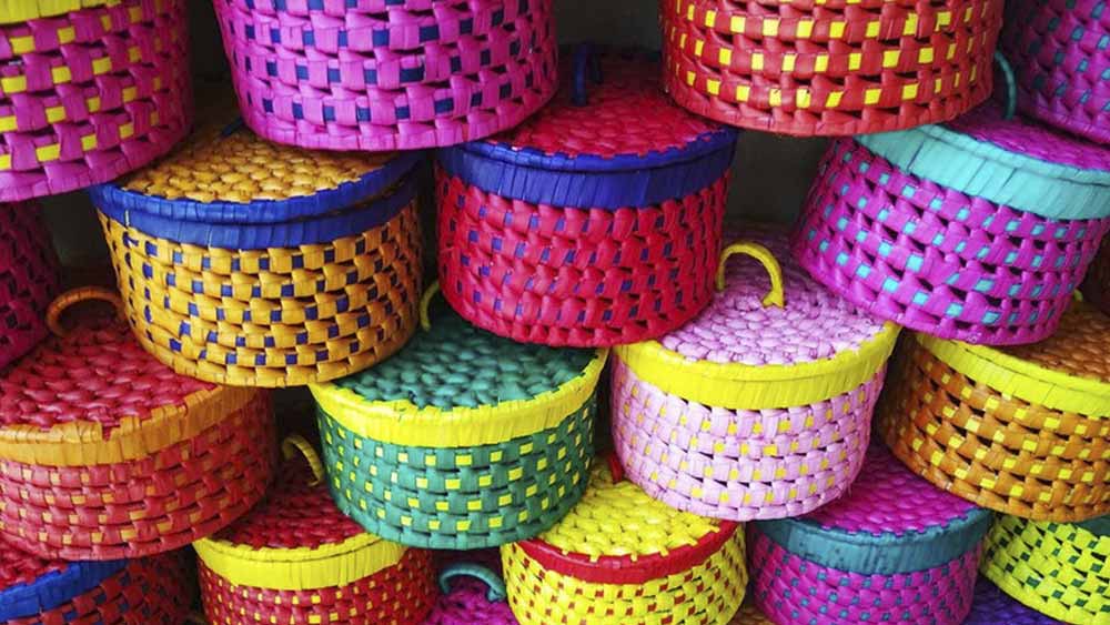  বাজারে বিভিন্ন রঙের বেতের ব্যাগ পেয়ে যাবেন সহজেই।   