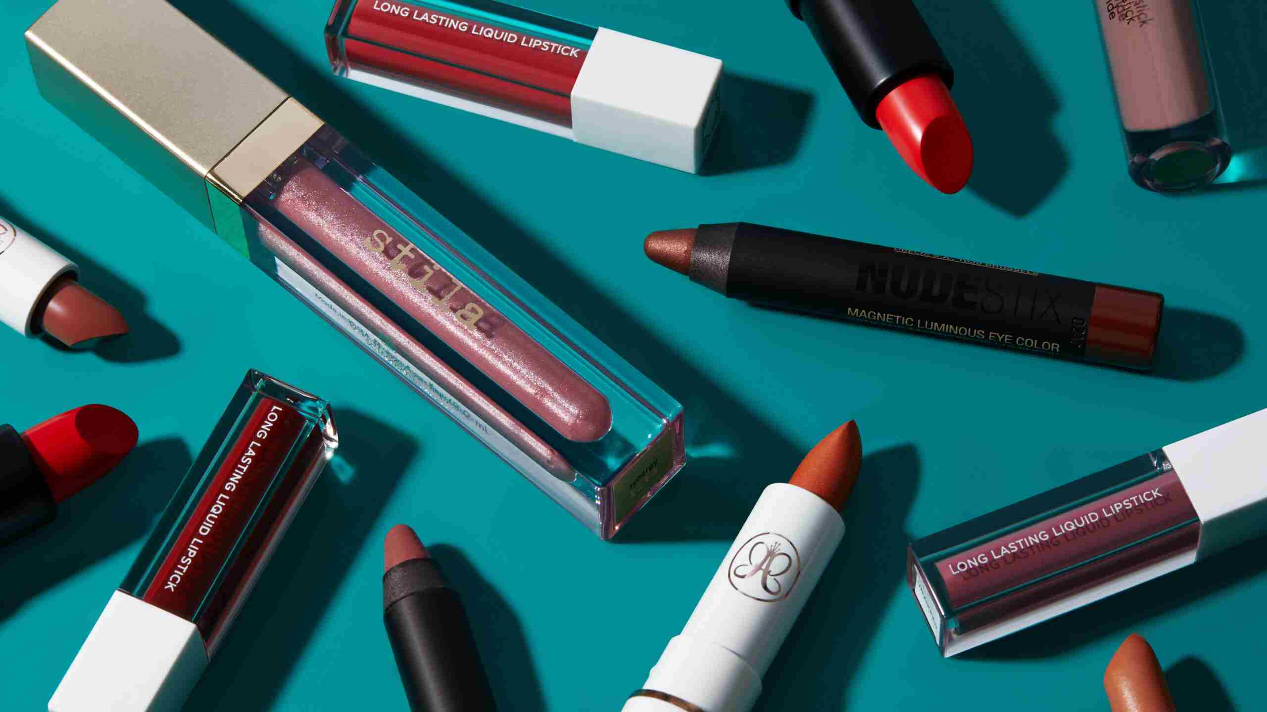 লিপস্টিকের গায়ে লেখা মেয়াদ শেষের তারিখটি খেয়াল রাখুন।