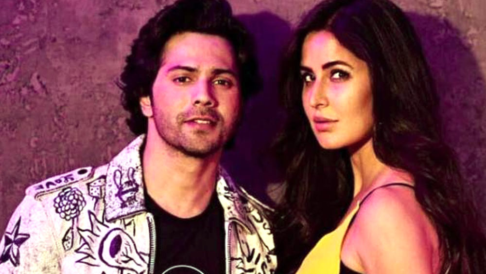 বরুণ নাকি হাঁটতে হাঁটতে তাকাচ্ছিলেন সপ্তদশী ক্যাটরিনার দিকে। বারবার নায়িকার দিকেই চোখ চলে যাচ্ছিল তাঁর।