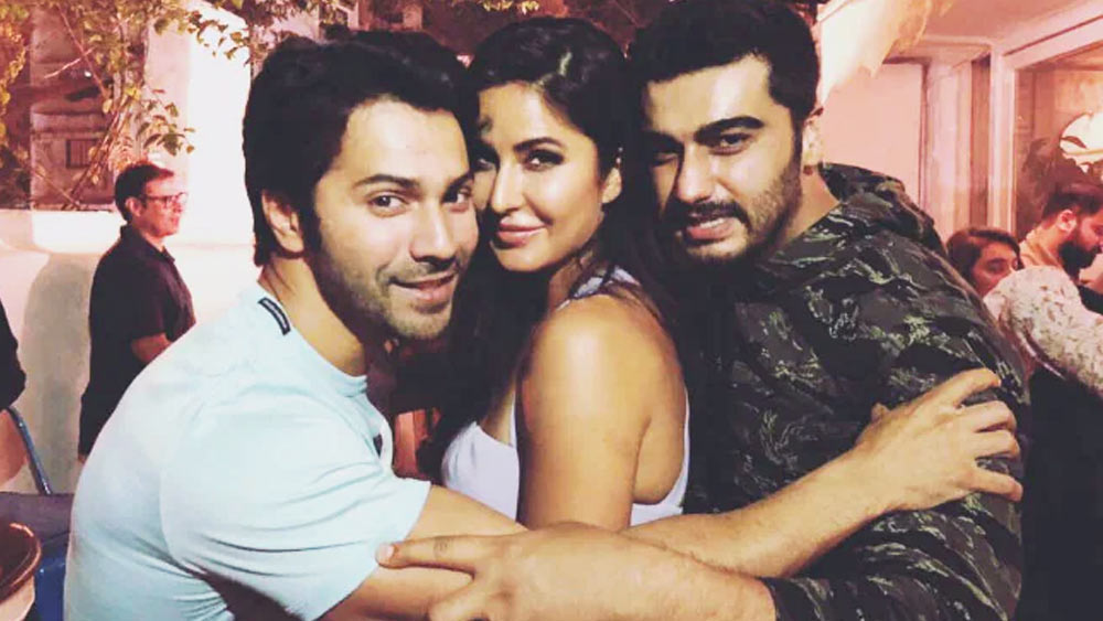 বকলেন সলমন। বরুণ চটলেন ক্যাটরিনার উপরে। এর পরেই দেরি না করে ‘আই হেট ক্যাটরিনা ক্লাব’ খুলে ফেলেন তিনি। বন্ধুকে সঙ্গ দেন অর্জুনও।