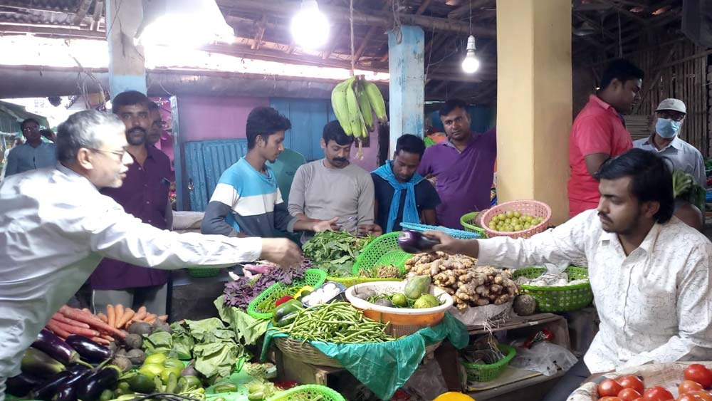 বাজারে চলছে শব্জি বিক্রি।