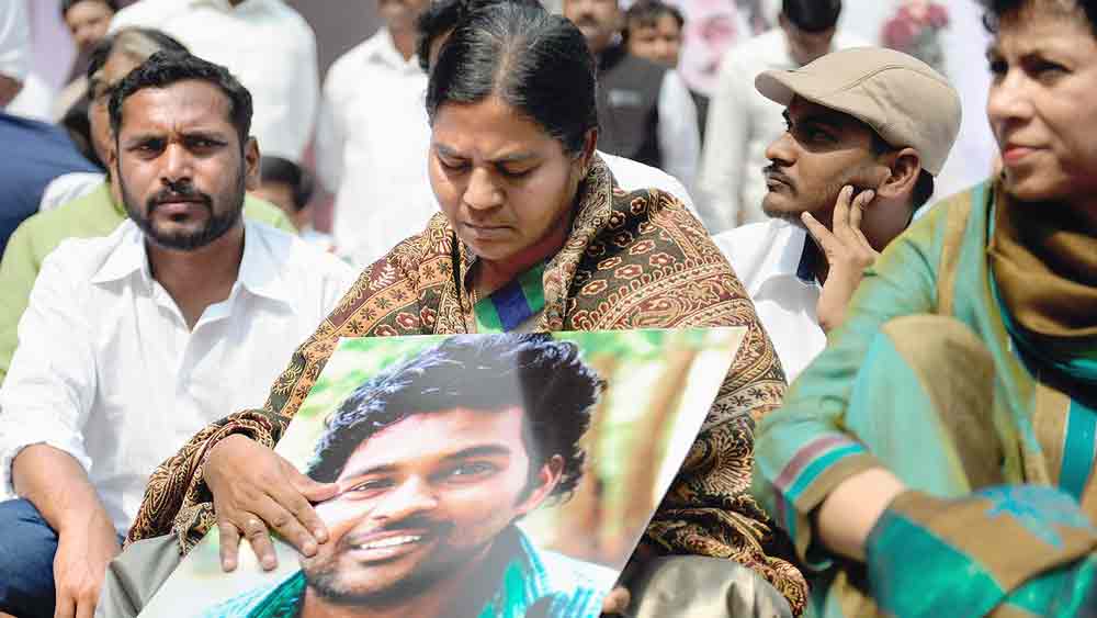 শিকার: রোহিত ভেমুলার মৃত্যুর পর তাঁর ছবি হাতে সরকারবিরোধী প্রতিবাদে শামিল মা রাধিকা। 