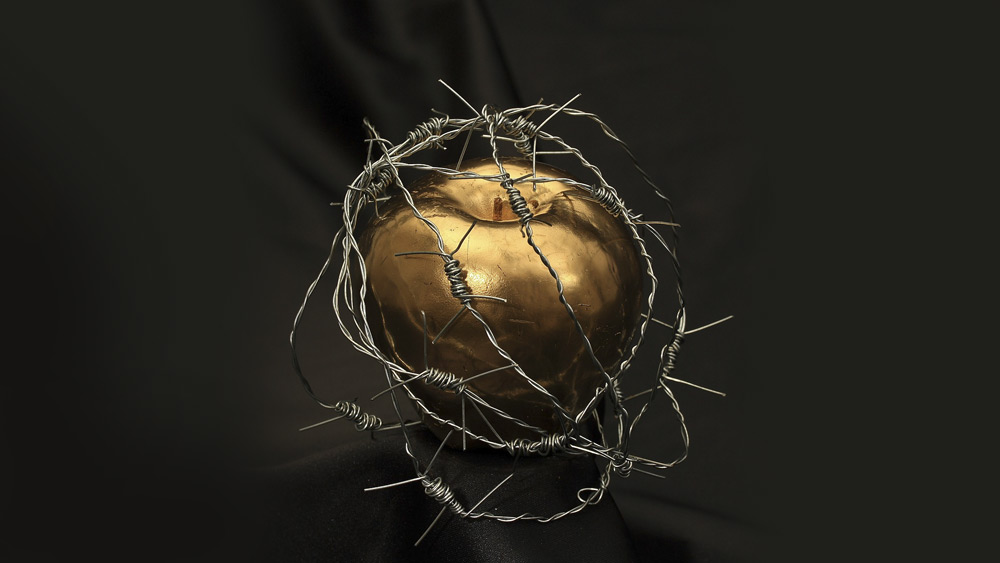 নীতিশাস্ত্র অনুসারে সমাজের কোনও নিয়ম ভঙ্গকে ‘অপরাধ’ হিসেবে ধরা যায়। কিন্তু ‘পাপ’ আর ‘অপরাধ’ এক জিনিস নয়। ‘পাপ’-এর সঙ্গে ধর্মের অঙ্গাঙ্গী যোগ রয়েছে। একেকটি ধর্ম পাপকে তার নিজস্ব সামাজিক প্রেক্ষিত থেকে দেখেছে। অপরাধ যদি সামাজিক নীতিভঙ্গ হয়ে থাকে, পাপ তবে ব্যক্তিগত নীতিবোধ লঙ্ঘন। এই বোধটিও অবশ্য সমাজেরই সৃষ্টি। এখানে একে একে হিন্দু, বৌদ্ধ, খ্রিষ্টীয় এবং ইসলামে বর্ণিত পাপগুলির কথা আলোচিত হল।