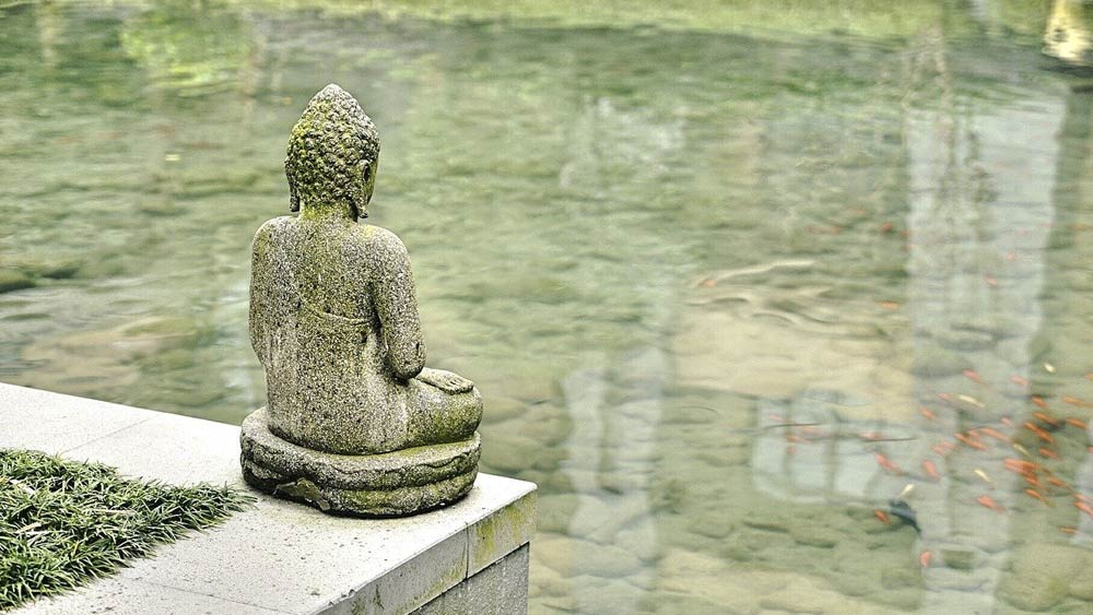 বৌদ্ধদ্ধর্মে ‘পাপ’-কে ‘অনান্তরিক কর্ম’ বলে বর্ণনা করে থেরবাদ (পরবর্তী কালে যা ‘হীনযান’ নামে পরিচিত হয়)। সেই অনুসারে পাপের সংখ্যা এখানে পাঁচটি।