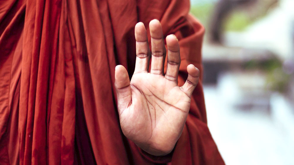 কোনও অর্হৎ বা ভিক্ষুকে হত্যা করা এই ধর্মের চোখে ক্ষমাহীন অপরাধ।