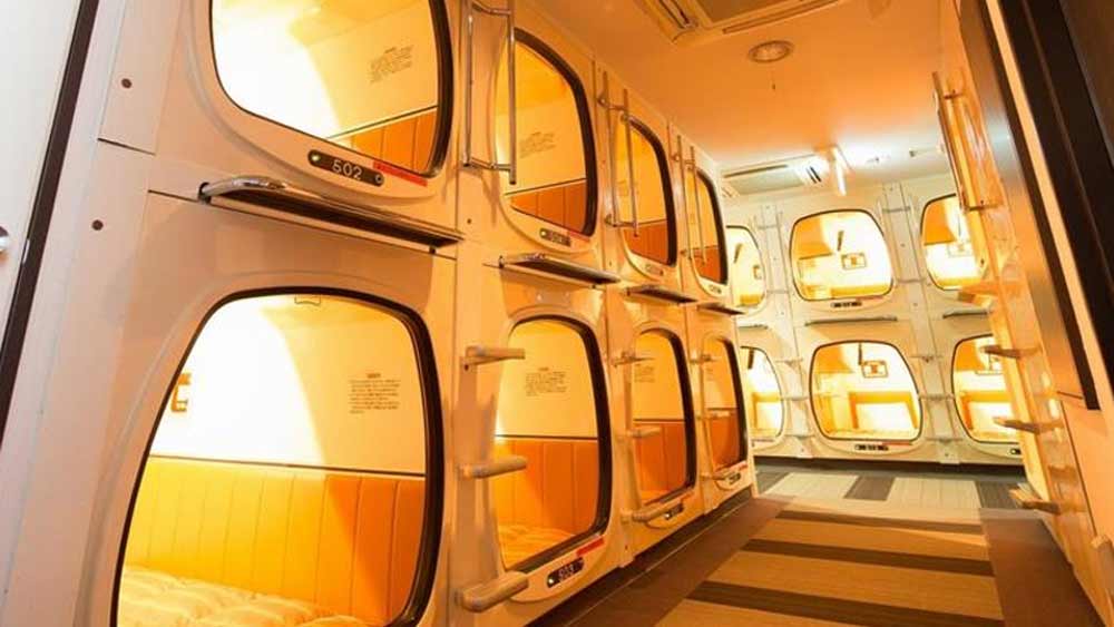 পড-এর ধারণাটি প্রথম আসে জাপান থেকে। জাপানে প্রথম এই পড হোটেল চালু হয়। একে ক্যাপসুল হোটেলও বলা হয়। পর্যটকদের জন্য কম খরচে বিলাসবহুল ব্যবস্থা নিয়ে হাজির হয়েছিল এই হোটেল। পরবর্তীকালে ভারতেও এই ধরনের পড হোটেল চালু হয়েছে। এ বার স্টেশনেই চালু হল পড হোটেল।