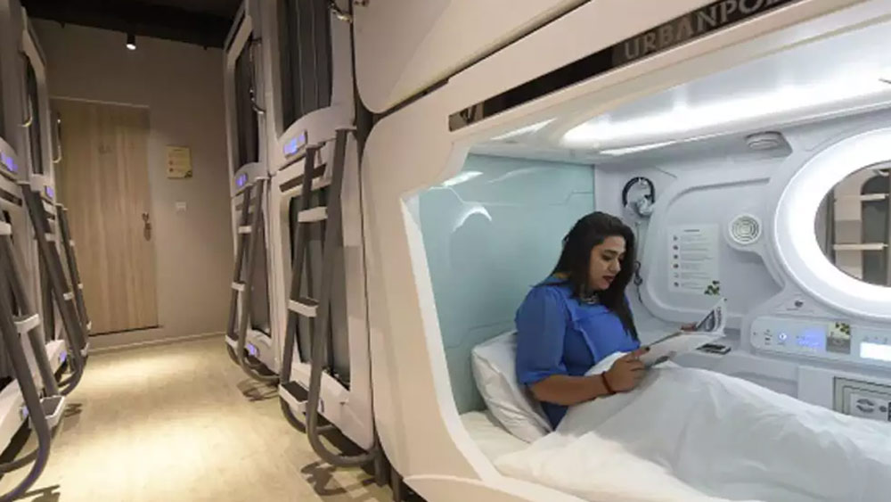 দেশের বিভিন্ন বড় স্টেশনগুলিতে থাকার ব্যবস্থা রয়েছে। ভারতীয় রেলের তরফেই সেই ব্যবস্থা করা হয়। যেখানে খুব কম সময়ের জন্য ঘর ভাড়া নিয়ে থাকতে পারেন যাত্রীরা। সহজে বললে এ রকমই ঘরের উন্নত সংস্করণ হল এই পড। মহারাষ্ট্রের মুম্বই সেন্ট্রাল স্টেশনে এই পড ঘরের ব্যবস্থা করেছে রেল।