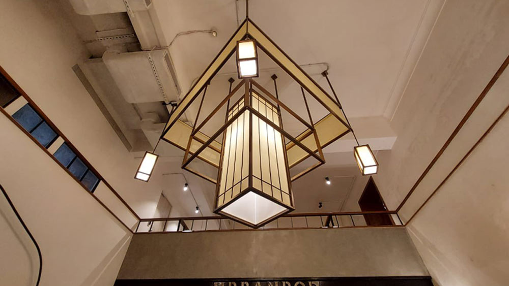 বাদামি এবং সাদা রঙে ঢাকা এই ঘরগুলি। কী কী থাকছে এই পড-এ?