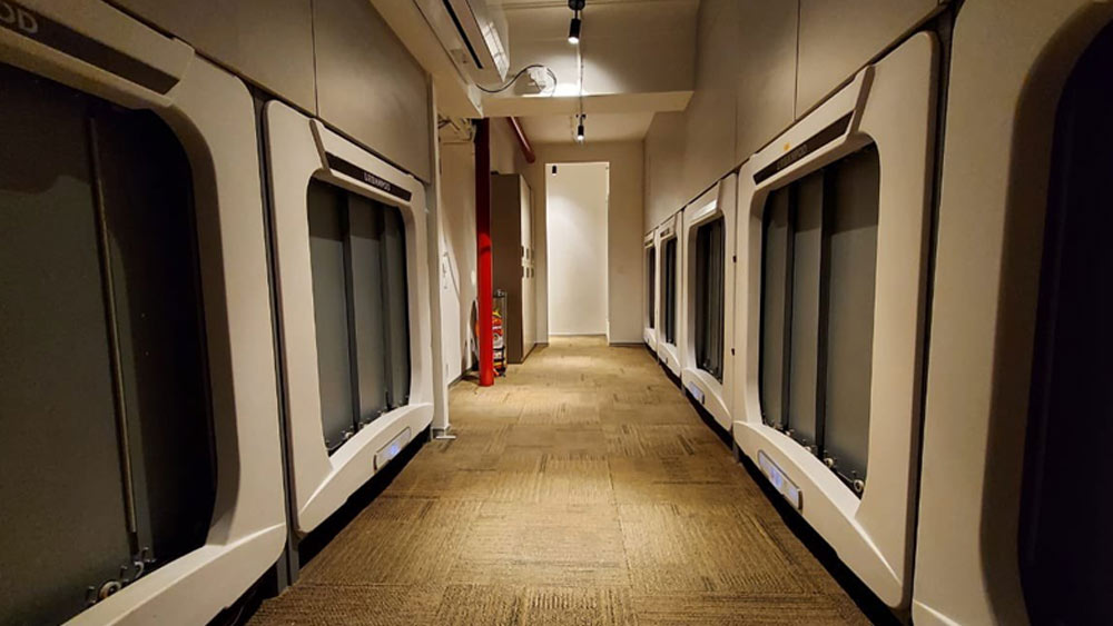 প্রতি ব্যক্তির জন্য আলাদা টিভি থাকছে। জরুরি নথি রাখার জন্য একটি ছোট লকার রয়েছে, আয়না রয়েছে।