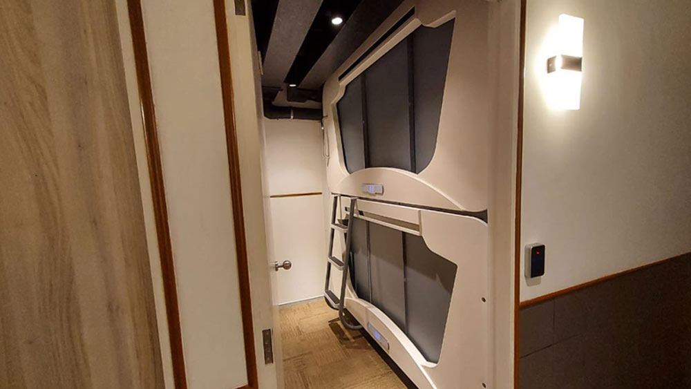 যে যাঁর নিজস্ব পড-এর তাপমাত্রা প্রয়োজন অনুযায়ী বদলে নিতে পারেন। তার জন্য প্রতি পড-এ আলাদা শীতাতপ নিয়ন্ত্রণ যন্ত্র রয়েছে। মোবাইল চার্জ দেওয়ার জায়গা এবং ধোঁয়া নির্ণায়ক (স্মোক ডিটেক্টর) যন্ত্রও লাগানো রয়েছে।