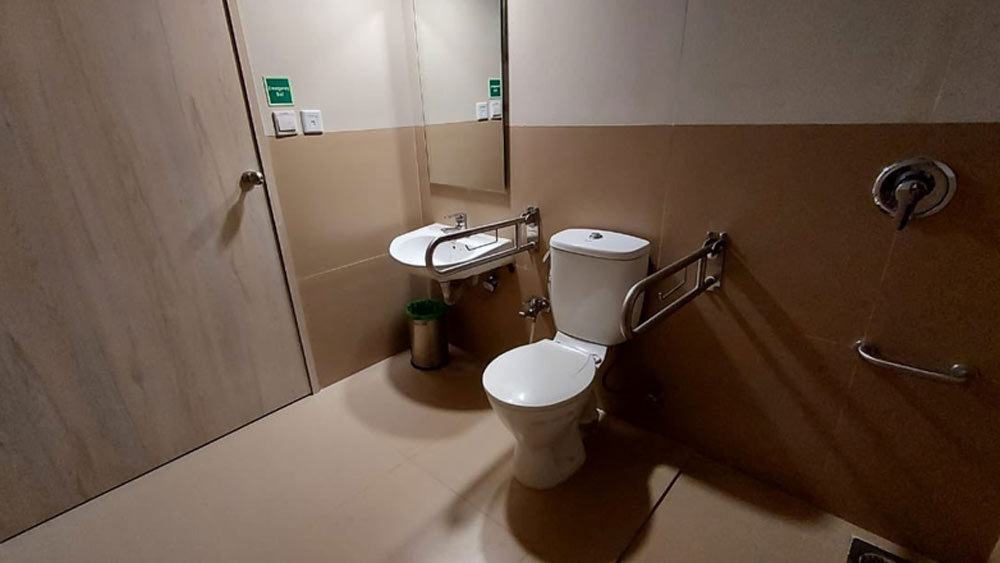 মোট ৪৮টি এ রকম থাকার ব্যবস্থা রয়েছে। মূলত তিন শ্রেণির পড রয়েছে স্টেশনে। ৩০টি ক্ল্যাসিক পড, সাতটি পড শুধুমাত্র মেয়েদের জন্য সংরক্ষিত, ১০টি ব্যক্তিগত পড এবং একটি বিশেষ ভাবে সক্ষমদের জন্য সংরক্ষিত।