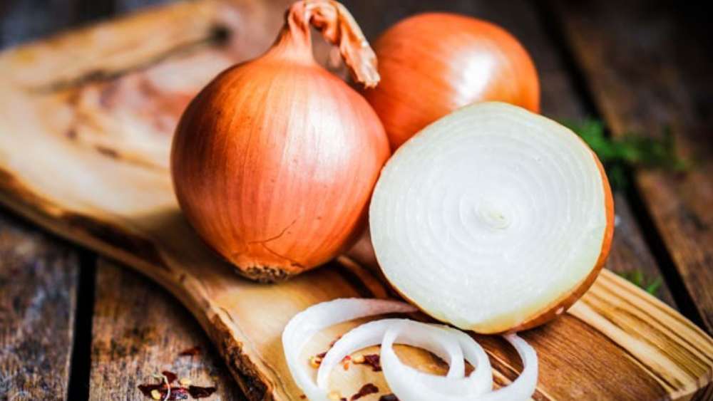 জাপান: কোনও কিছু খাওয়া নয়, জ্বর এবং সর্দির সমস্যা কমাতে জাপানের মানুষ পেঁয়াজের গন্ধ শোঁকেন। চোখ এবং নাক দিয়ে জল বেরিয়ে গেলে জ্বর কমতে পারে বলে মনে করেন তাঁরা।