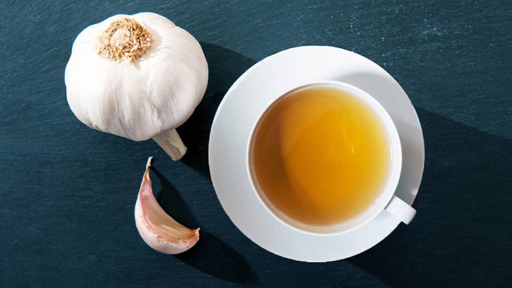 স্পেন: রসুন-চা। জ্বর সারাতে চায়ের সঙ্গে রসুন মিশিয়ে খান স্পেনের অনেকে। তার সঙ্গে এক চামচ মধুও মিশিয়ে নেন তাঁরা। 
